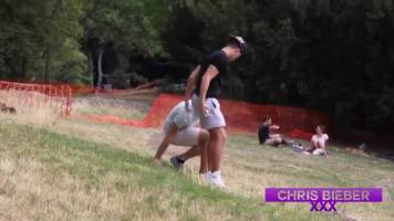 Chris Bieber baise un inconnu rencontré au parc