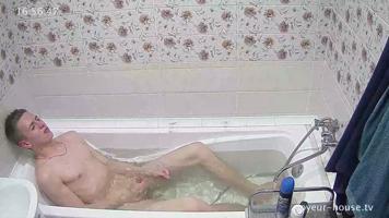 Hétéro excité filmé à son insu en train de se branler dans son bain