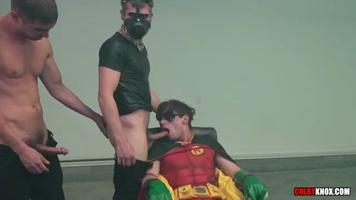 Parodie porno gay de Batman : Robin pris en otage par deux malfrats