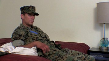 Militaire hétéro expérimente le sexe anal (bareback)