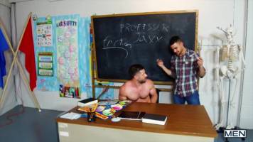 Un étudiant se tape son professeur en pleine salle de classe