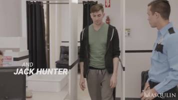Jack hunter reçoit une examen anal par l'agent de sécurité de l'aéroport