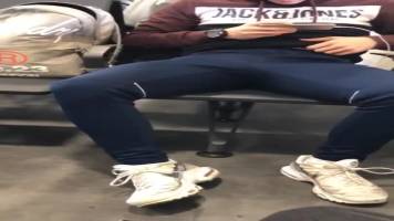 Lascars bande et se caresse le bulge dans le metro
