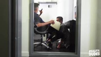 Un collègue surprend son bosse se branler et passe sous le bureau