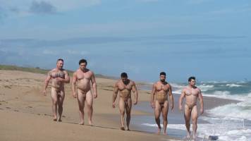 Hommes musclés sur une plage nudiste