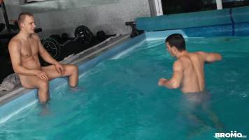 Plan baise à la piscine – Samuel Tuar & John