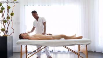 Massage profond – Marcus Rivers & Liam Cyber