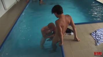 Tristan Fills baise Jayden dans la piscine