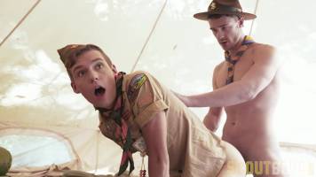 Scout enculé dans une tente