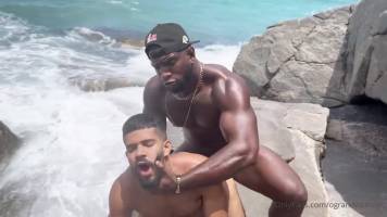 Grande Simoes baise son petit ami sur le plage