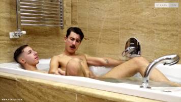 Plan sodo dans la baignoire – Jonny Montero & Pierre Rubberax