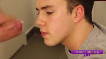 Chri Bieber reçoit une éjaculation faciale par un beau gosse