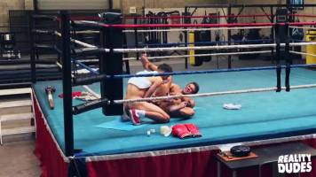 Boxeurs baisent sur le ring de boxe – Alex Rim & Draven Navarro